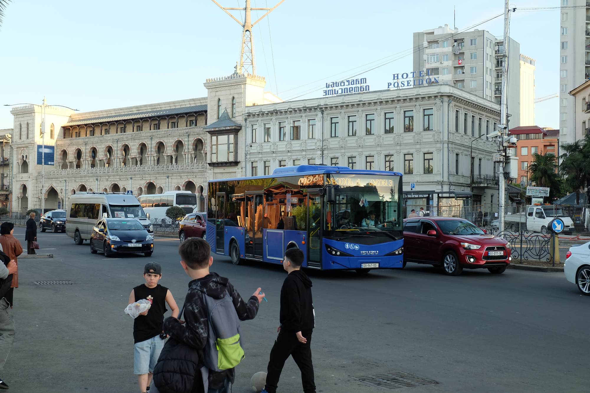 Городской автобус на улице у Пьяццы в Батуми