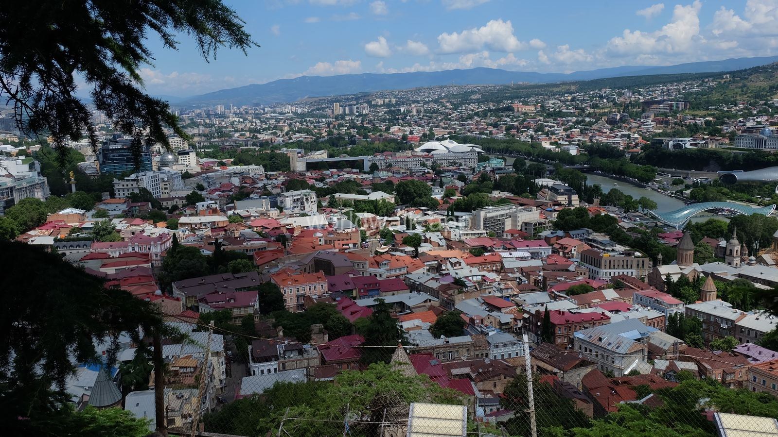 Панорама Тбилиси с Нарикалы: красные крыши Старого города и река Кура