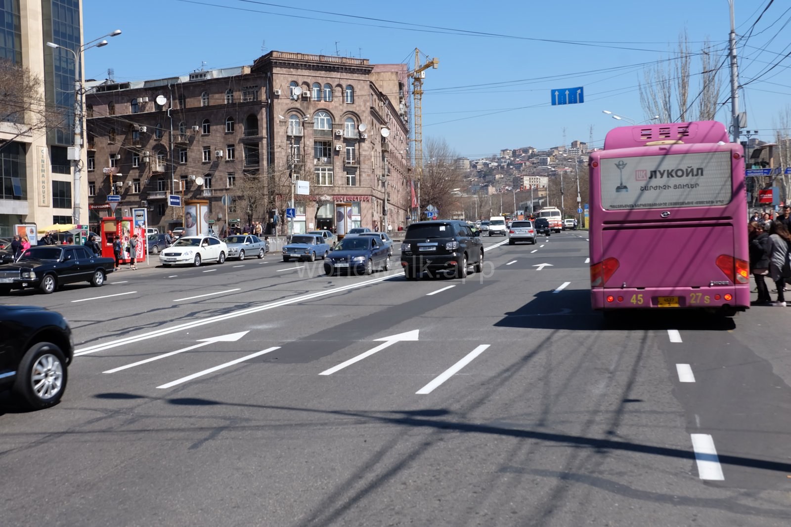 Автобус на проспекте в центре Еревана