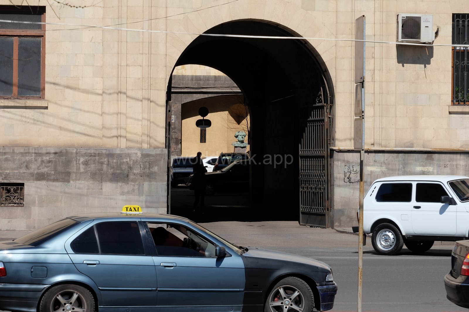 Такси на улице в центре Еревана